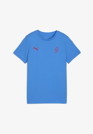 Niebieska bawełniana koszulka z krótkim rękawem, z czerwoną logo Pumy na górnej lewej części oraz czerwonym stylizowanym literowym wzorem po prawej stronie.