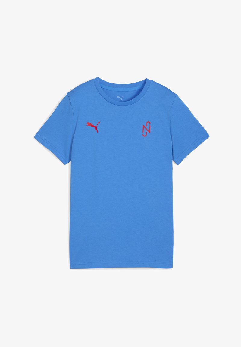 T-shirt di cotone blu con maniche corte, caratterizzata da un logo Puma rosso nella parte superiore sinistra e da un design di lettera stilizzato rosso sulla destra.