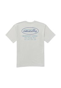 Balta trumpa rankovė t-shirt marškiniai su mėlynu logotipo dizainu ir tekstu. Nugaroje yra užrašas "BOARDSHORT COMPANY" ir "Nuo Septyniasdešimt Trijų."