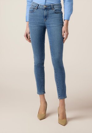 CON BOTTONE GIOIELLO - Skinny-Farkut - azzurro