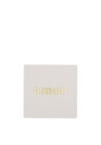 Vitt fyrkantigt låda med guldpräglande text "amor" centrerad på locket mot en enkel vit bakgrund.