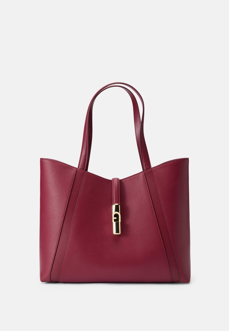Sac à main en cuir bordeaux avec un design géométrique, texture lisse, deux longues poignées et un accent en métal doré à l'avant.
