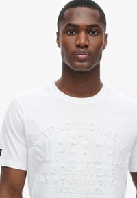 Superdry & Co - T-shirt z nadrukiem