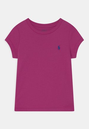 Magenta t-shirt med korte ærmer til småbørn med rund halsudskæring og lille blåt broderet logo på venstre bryst.