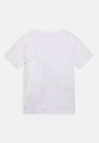 Biała, krótki rękaw, bawełniana koszulka leży na płasko, pokazując tył z okrągłym dekoltem na białym tle.