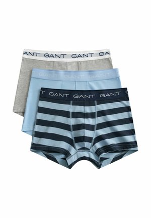 Drie herenboxers opgestapeld: grijs met witte tailleband, lichtblauw met lichtblauwe tailleband en blauw met marineblauwe strepen en marineblauwe tailleband, allemaal van het merk GANT.
