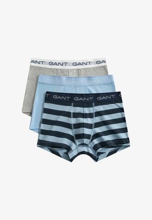Trois boxers pour hommes empilés : gris avec ceinture blanche, bleu clair avec ceinture bleu clair, et bleu avec rayures marine et ceinture marine, tous de la marque GANT.