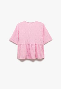 Różowa bluzka z krótkim rękawem z teksturowanym haftem kwiatowym, w fasonie peplum, z okrągłym dekoltem, wykonana z lekkiego materiału.