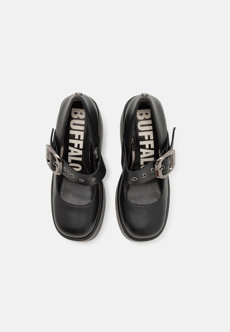Scarpe nere in pelle liscia, dotate di una larga fascia con fibbia argentata, punta rotonda e suola piatta. Nome del marchio "BUFFALO" visibile all'interno.