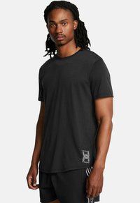 Under Armour Spordi T-särk - black