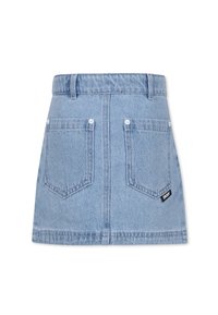 Falda mini de mezclilla en azul claro con corte recto, dos bolsillos traseros y una etiqueta de marca negra en el lado derecho.