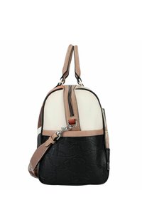 Sac bicolore avec un devant crème, un fond texturé noir et des accents beige. Comprend des poignées supérieures doubles et une bandoulière amovible.