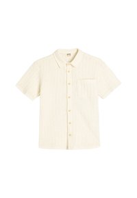 Korte mouwen witte blouse met een gestructureerd patroon, knoopsluiting aan de voorkant, kraag en een enkele borstzak. De knopen zijn lichtbruin.