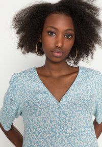 YAS YASSTELLI  - Blusa - sky blue/stelli