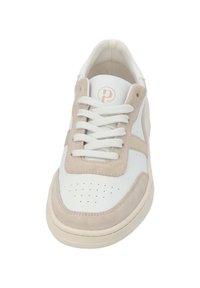 Sneaker aus Leder und Wildleder in Weiß und Beige, mit runder Zehenform, durchlöchertem Design, Schnürung vorne und einem Logo auf der Zunge.