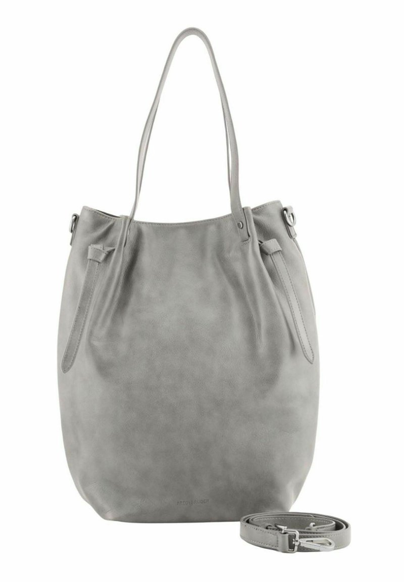 Grand sac à main gris doux avec deux poignées de shoulder et une longue bandoulière amovible enroulée à côté sur un fond blanc.