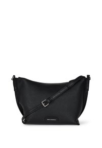 Geantă crossbody din piele neagră cu o suprafață texturată, formă curbată și curea ajustabilă. Dispune de o închidere cu fermoar și o plăcuță din metal cu marca.