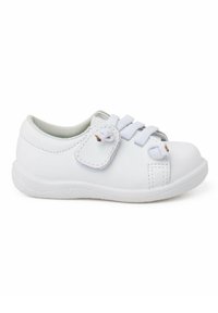 Sneaker bianco in pelle con superficie testurizzata, design con lacci, colletto imbottito e suola in gomma. Presenta dettagli di cucitura marrone sul lato.