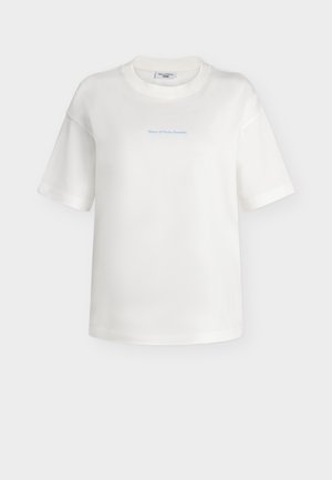 Λευκό βαμβακερό T-shirt με κοντά μανίκια και στρογγυλή λαιμόκοψη, με μικρό φωτεινό γαλάζιο κείμενο "Marc O'Polo Denim" στο κέντρο του στήθους.