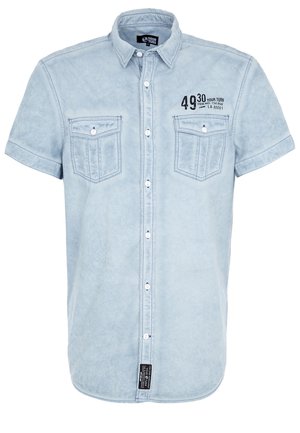 Jasnoniebieska, krótko rękawowa koszula dżinsowa z zapięciem na guziki, dwoma kieszeniami na piersi z guzikami oraz czarnym, nadrukowanym tekstem po lewej stronie na górze.