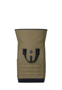 Grüner Rolltop-Rucksack mit schwarzen Akzenten, robustem Stoff, Seitentaschen und mehreren horizontalen Riemen zum Befestigen. Verfügt über einen zentralen Verschluss.