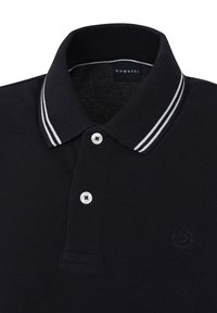 Marineblaues Poloshirt mit Strickstruktur, ausgestattet mit einem zweifarbigen Kragen mit weißen Streifen, zwei silbernen Knöpfen und einem gestickten Logo.