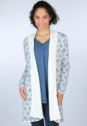 Langer, offener Cardigan mit einem gemusterten Blau- und Weißdesign und einem einfarbigen weißen Kragen. Weiches Strickmaterial, lange Ärmel und seitliche Taschen.