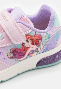 Violeta un rozs kedu ar Velcro siksnu, kuram ir attēls ar varoni, spīdīgas zvīņas un mirdzoša zole.