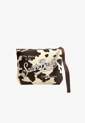 Klein etui met rits met bruin en crème koeienprint en de tekst "The place to be Saint Barth Summer Paradise", met bruin polsbandje bevestigd.