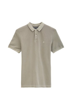 Beige poloshirt met korte mouwen, twee knopen en een klein "M OP"-logo op de linkerborst.