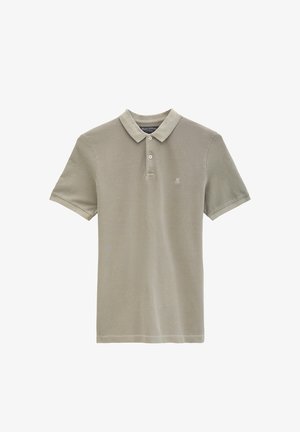 Beige poloshirt met korte mouwen, twee knopen en een klein "M OP"-logo op de linkerborst.