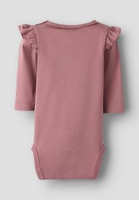 Lange mouwen babybodysuit in zachtroze katoen met ruffle schouders, voorzien van een ronde halslijn en drukknopen aan de onderkant.