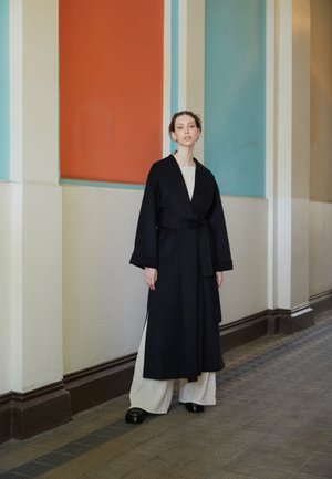 ESSENTIALS TRULLEM - Cappotto classico - black