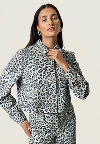 Soaked in Luxury SANDJA - Teksajakk - grey leopard patteren