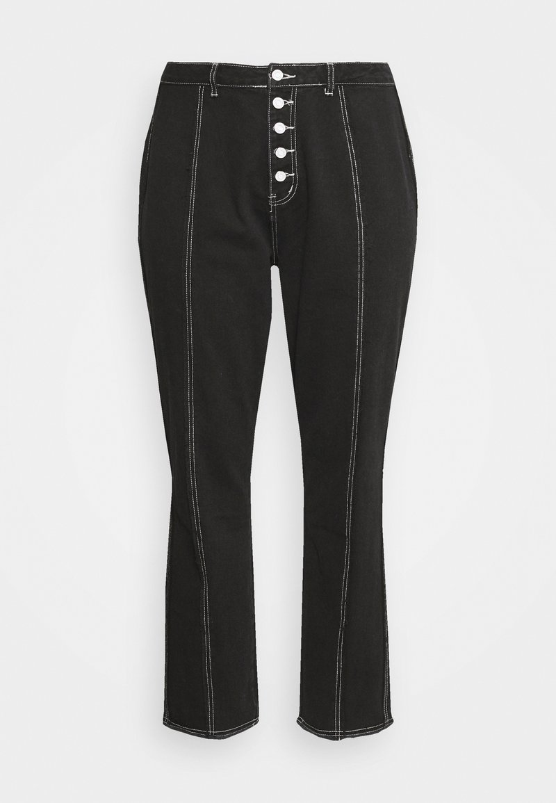 Calças de ganga pretas com uma cintura ajustada, apresentando cinco botões metálicos, costuras brancas e um corte deslocado na parte do tornozelo.