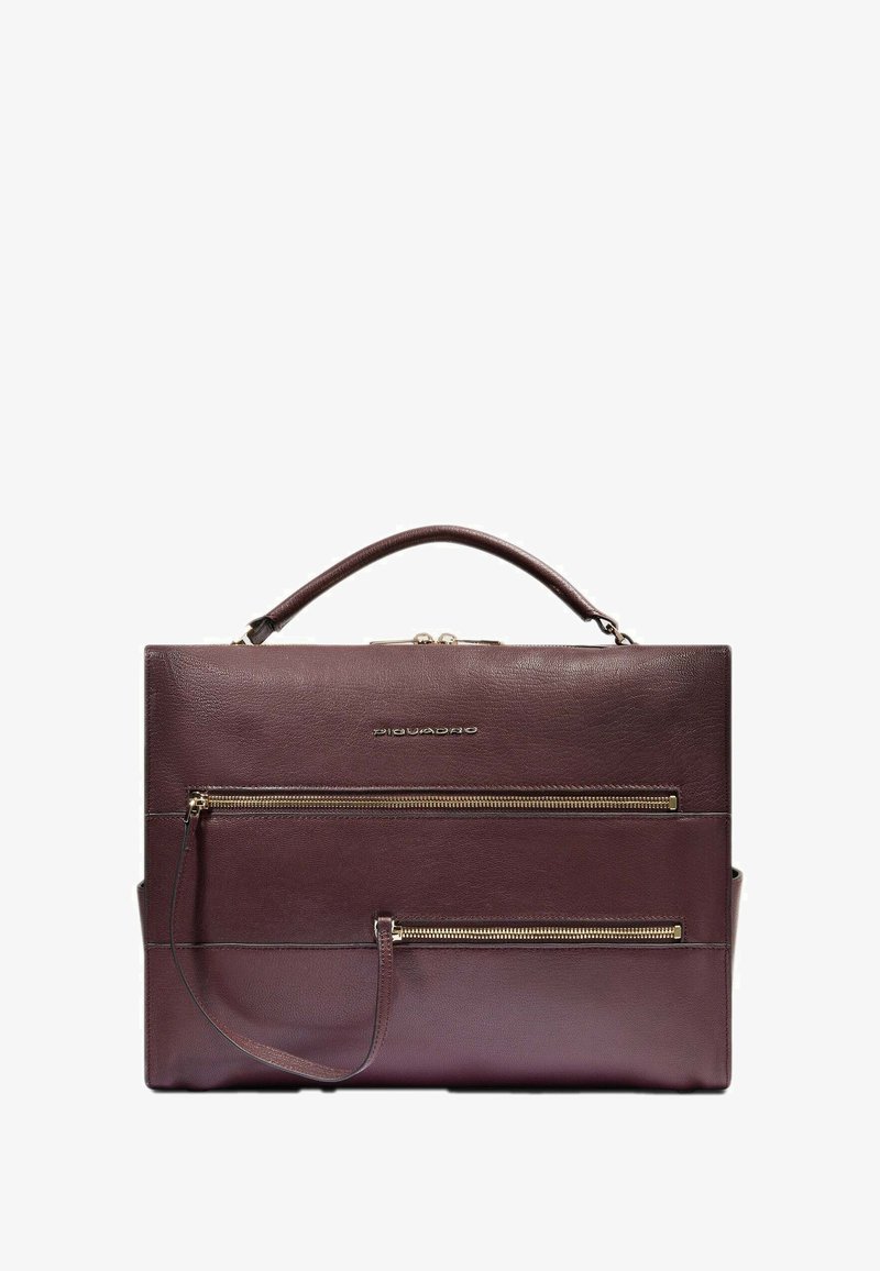 Braune Lederaktentasche mit zwei horizontalen goldenen Reißverschlüssen, einem oberen Griff und dem eingeprägten Markennamen "Piquadro" auf der Vorderseite.
