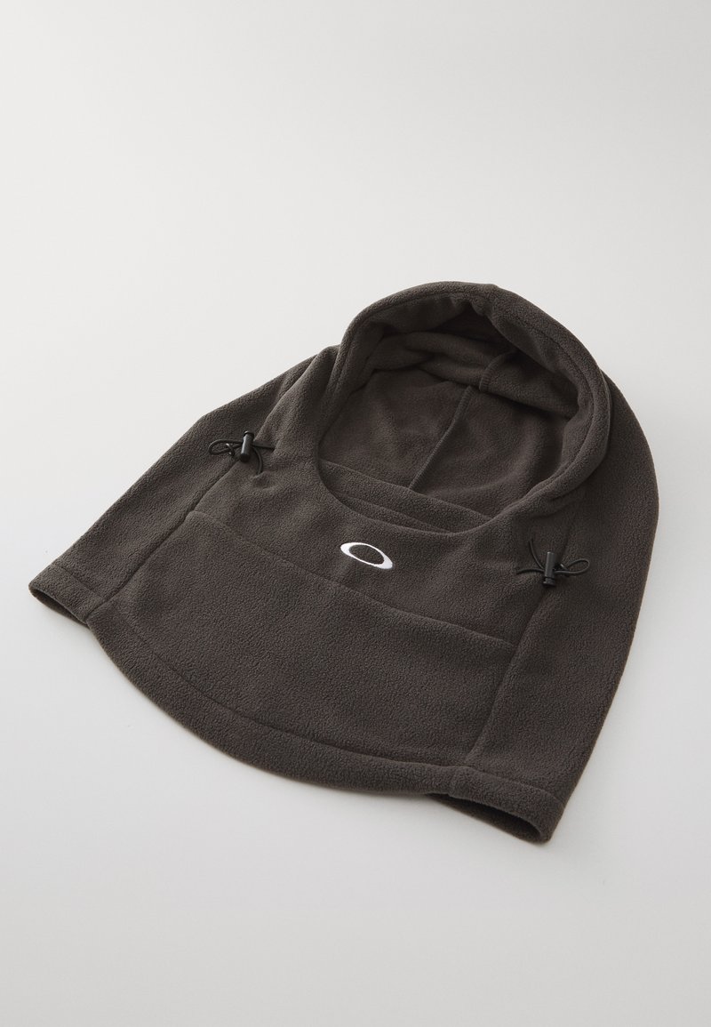 Cappuccio in pile di colore grigio scuro con coulisse regolabile, dotato di tasca frontale e logo sul petto. Texture morbida e forma arrotondata.