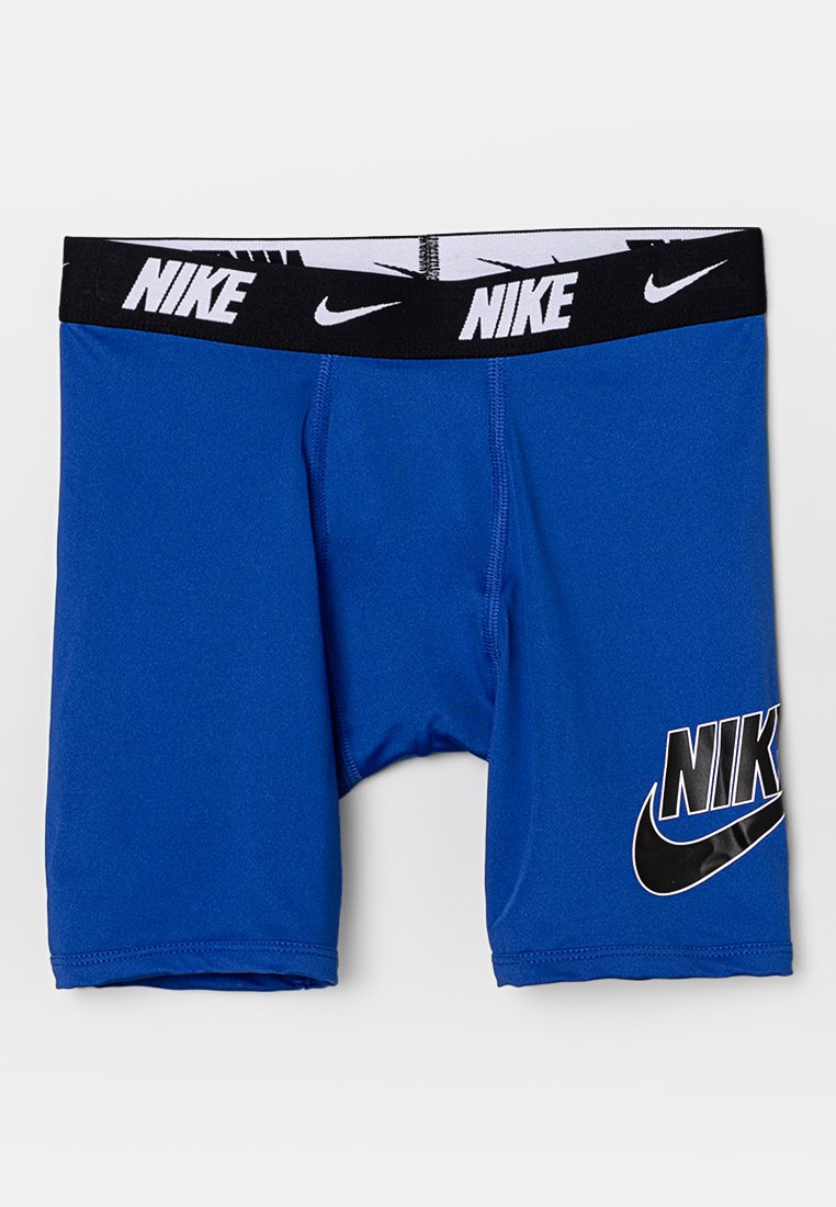 Niebieskie szorty sportowe Nike z czarnym elastycznym pasem w talii, na którym znajduje się logo Nike, umieszczone na jasnym tle.