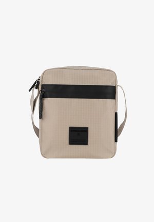 Beige Umhängetasche aus strukturiertem Stoff, mit schwarzem Lederakzentband, Reißverschlussverschluss und einem gestickten Logo-Patch auf der Vorderseite.