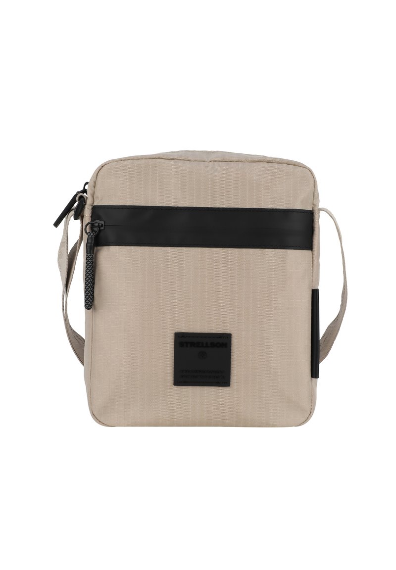 Borsa a tracolla beige con tessuto testurizzato, banda di accentuazione in pelle nera, chiusura con zip e una toppa con logo cucita sulla parte anteriore.