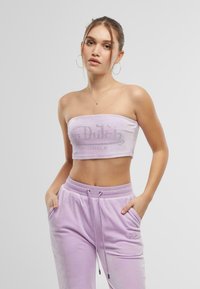 Lilla velour utringet crop top med "Dutch Originals" i rhinestener, sammen med matchende løstsittende joggebukser med sidelommer.