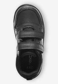 Chaussure en cuir noir avec des accents en maille, coutures renforcées et deux sangles Velcro. L'étiquette intérieure indique la taille 8,5. Design à bout arrondi.