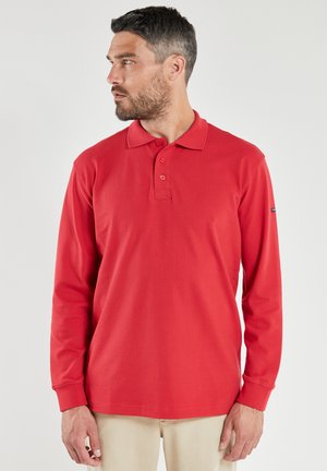 Polo-shirt rouge à manches longues avec patte de boutonnage à trois boutons, col classique et ourlet droit. Le matériau semble lisse et léger.