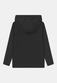 Giacca nera con cappuccio, maniche lunghe, texture liscia e design minimalista. Nessun logo o motivo visibile. Visuale dal retro.