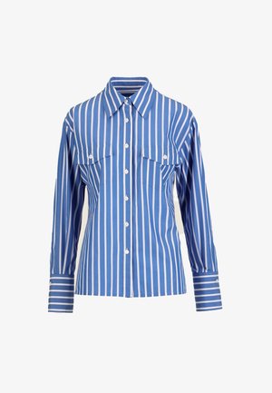 Kék, hosszú ujjú ing fehér, függőleges csíkokkal, gombos elülső résszel, hegyes gallérral és két mellzsebbel, amelyek gombos záródásúak.