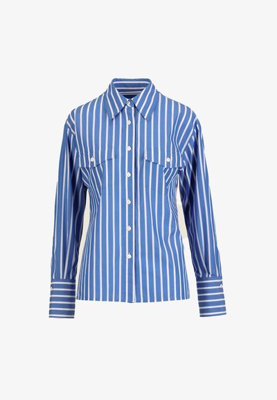 Zila garām piedurknēm krekls ar baltām vertikālām svītrām, priekšpuse ar pogām, smailu apkakli un divām krūšu kabatām ar pogu vākām.