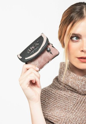 Braune und rosa Lederbörse mit strukturiertem Finish, schwarzem Akzent-Deckel und dekorativer silberner Hardware. Kompaktes Design für einfaches Tragen.