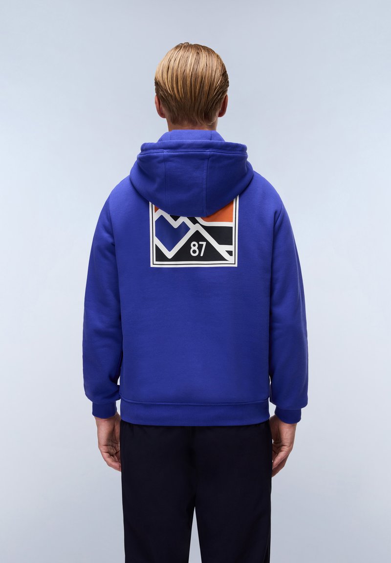 Felpa blu con una grande stampa grafica sul retro che presenta motivi geometrici in nero, bianco e arancione. Tasca a marsupio e polsini a coste.