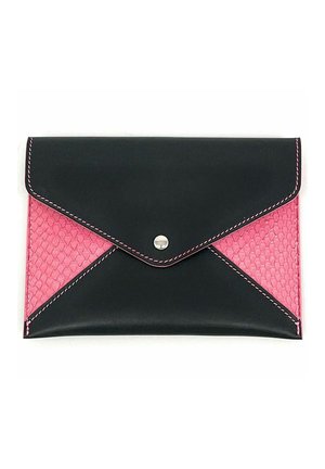 Pochette noire et rose style enveloppe avec panneaux latéraux roses texturés et fermeture à bouton argenté.