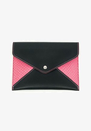 Pochette noire et rose style enveloppe avec panneaux latéraux roses texturés et fermeture à bouton argenté.